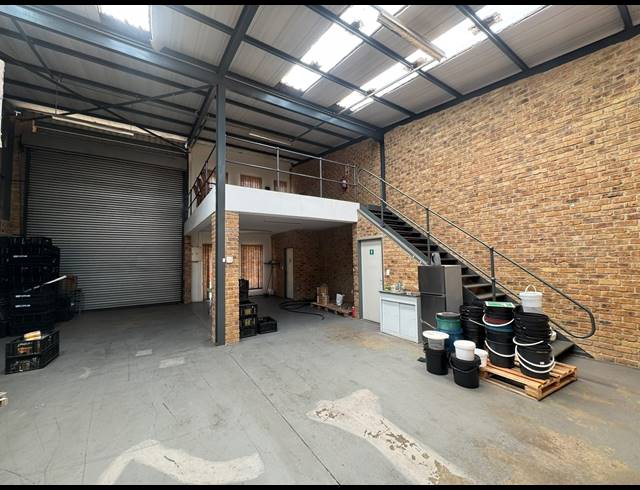 1,600M² WAREHOUSE TO LET IN SPARTAN